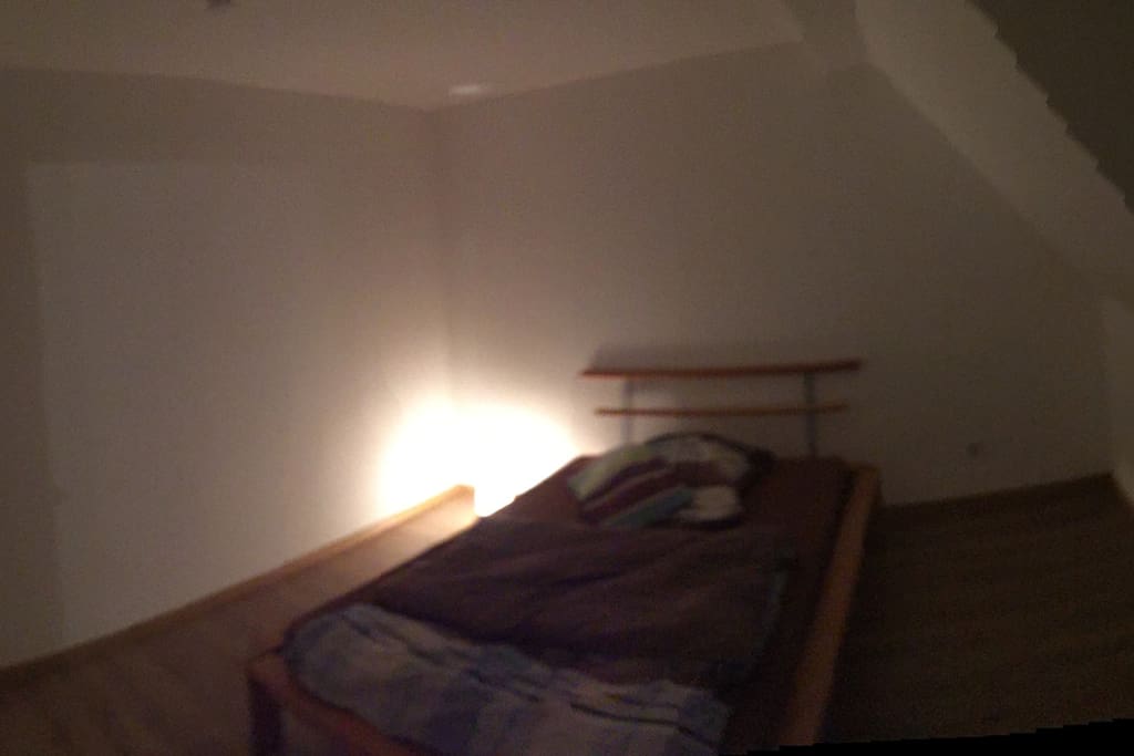 Schlafzimmer mit einem Bett