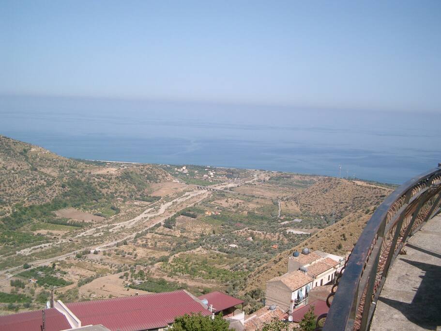 la vista dal balcone dove si parcheggia l'auto