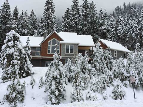 Modern Lodge minutes from Mission Ridge Ski Resort