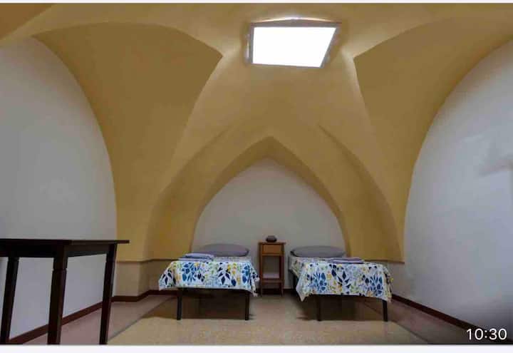 第二间卧室配有两张单人床 
天花板有电动天窗。 