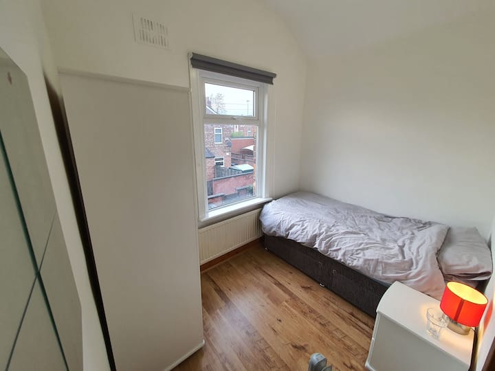 Room 2 Stretford End Rooms Townhouses for Rent in Stretford