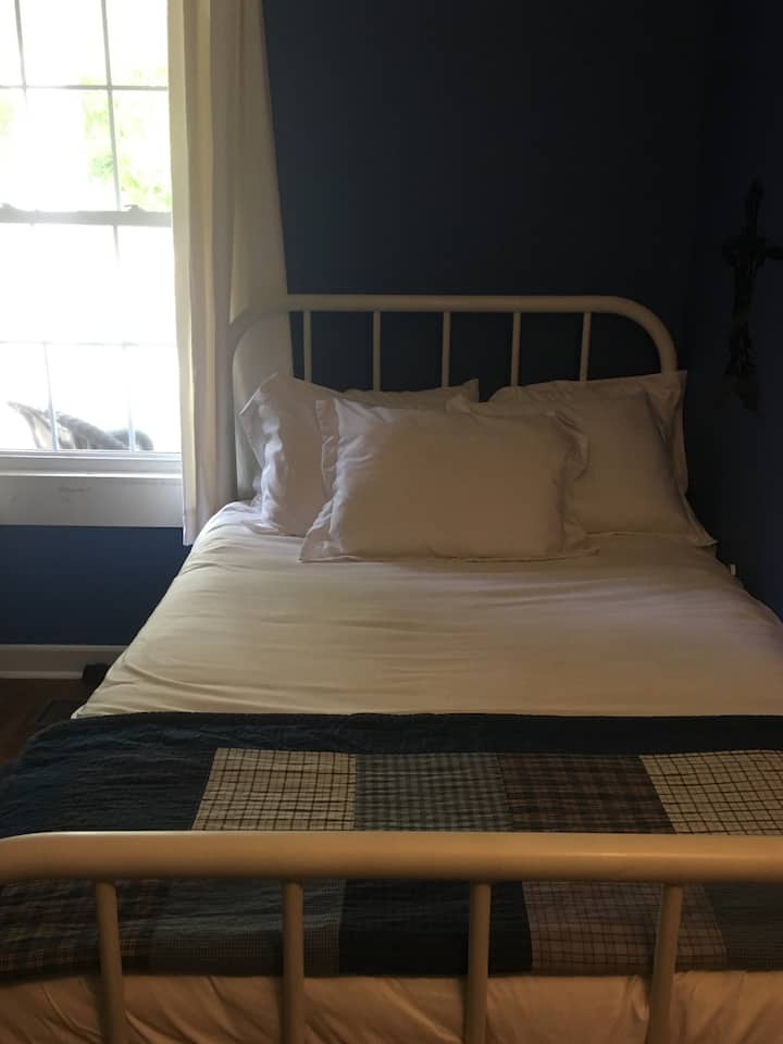 ห้องนอน 3 พร้อมเตียงเต็มรูปแบบ ใกล้ห้องครัวและห้องน้ำฝั่งตรงข้ามห้องโถง 