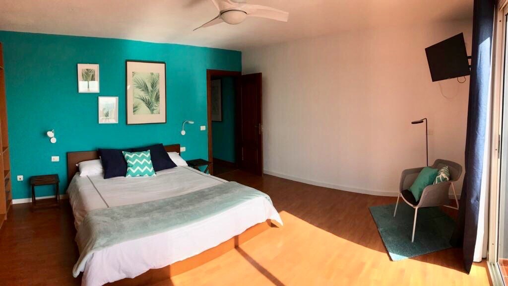 Chambre principale avec lit de 1.80 et télévision 32"