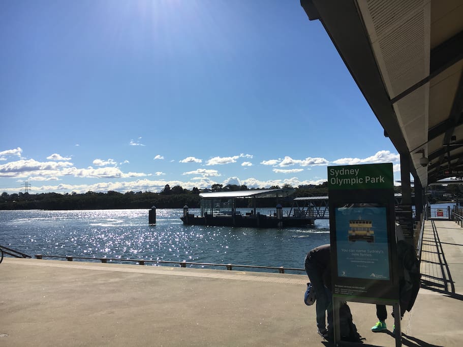 Sydney Olympic Park Ferry Whalf, just 2 minutes' walk away, you can enjoy a lovely ferry trip to Darling Harbour, Circular Quay, Sydney Opera House along Parramatta River.