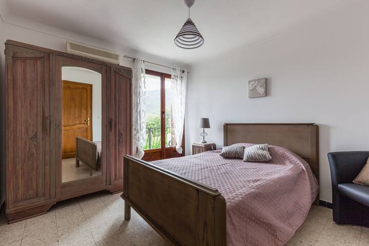 Habitación 2 con aire acondicionado, con vistas a la terraza exterior.
Esta se compone de una cama de 140 con mesita de noche, así como un armario.