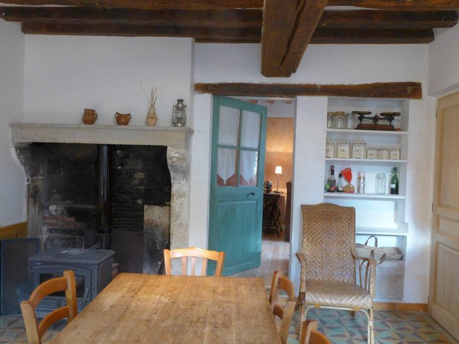 La cuisine traditionnelle, la grande table pour partage de moments conviviaux