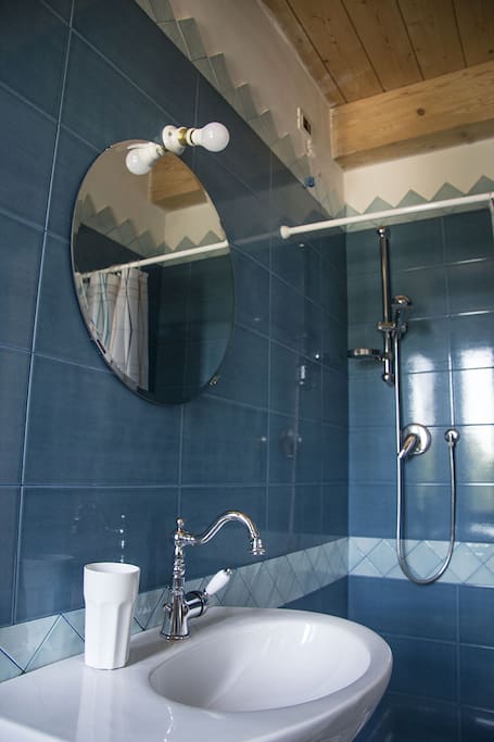 Bagno comodo e pratico.