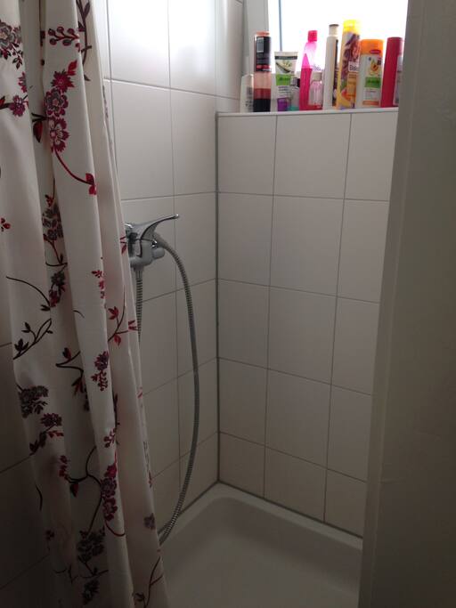 Dusche mit Fenster, gegenüber der Dusche befindet sich noch ein kleines Waschbecken und ein kleines Schränkchen. Schiebetür, kein abschließbarer Raum!