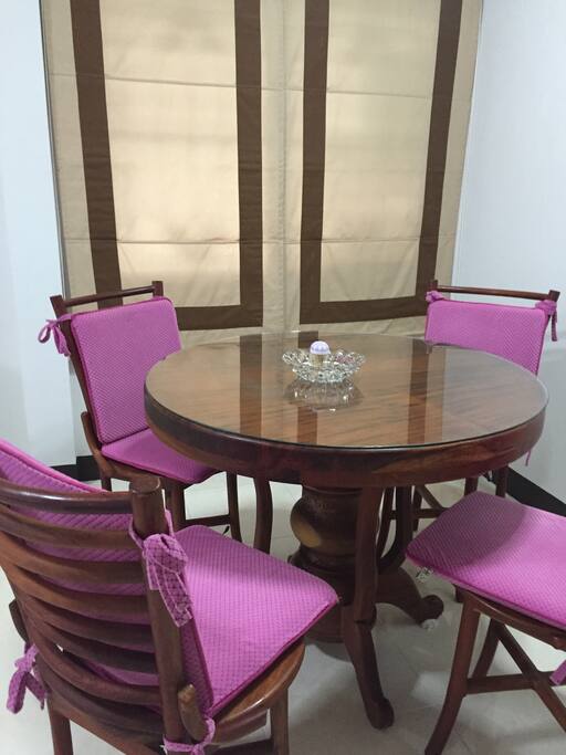 Living room and dining table / โต๊ะนั่งเล่น และ รับประทานอาหารแบบอบอุ่นค่ะ