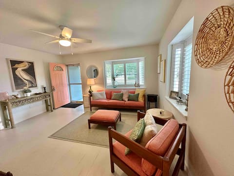 Popular Airbnb listing: Charming Gulfport Cottage KING in Gulfport
