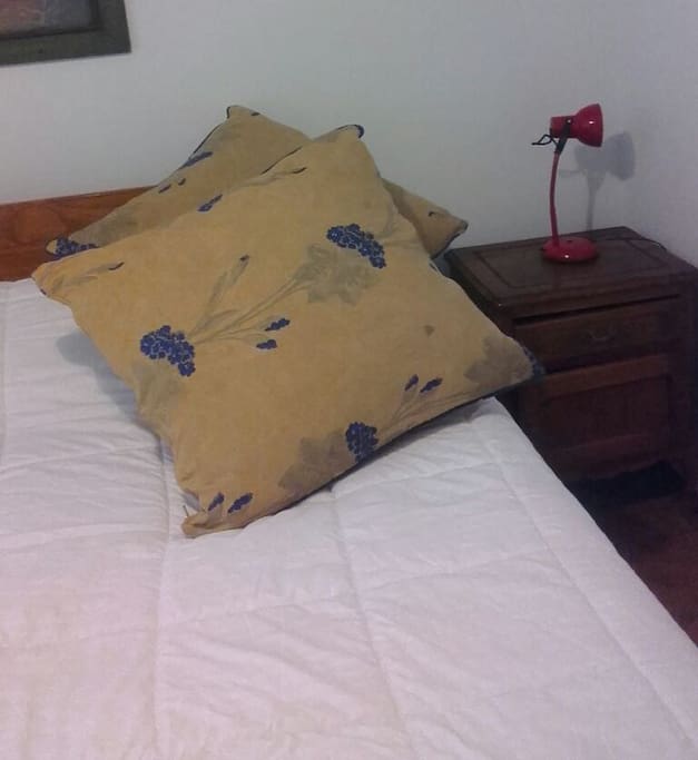 cama y mesa de luz