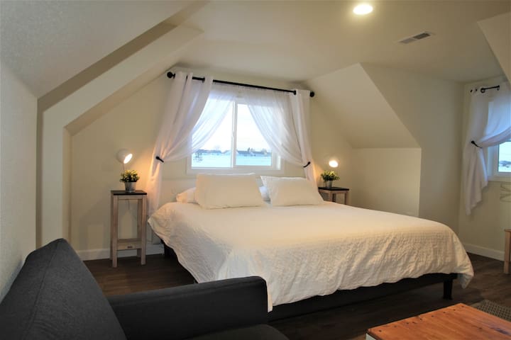 Newly Remodeled Studio Loft with Prairie Views