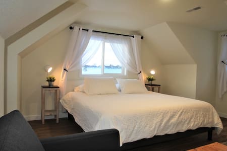 Newly Remodeled Studio Loft with Prairie Views