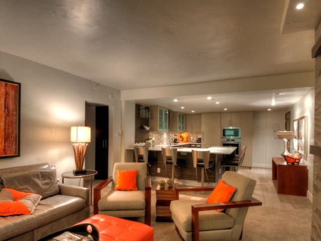 2B/2B Luxury Condo in Vail Village!