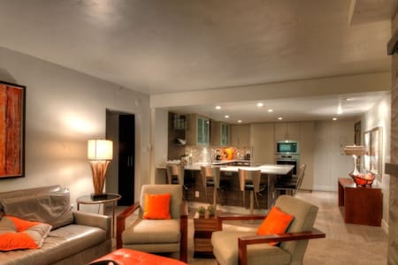 2B/2B Luxury Condo in Vail Village!