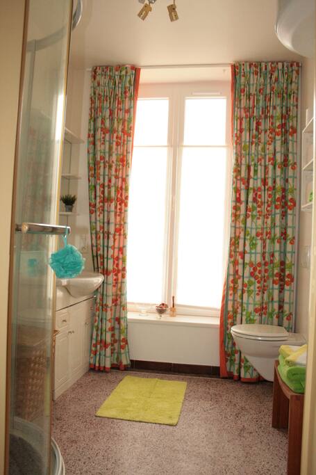 Salle de bain avec douche