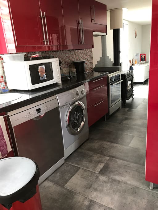 Cuisine équipée - lave linge, lave vaisselle , plaque induction - four / micro onde - réfrigérateur
