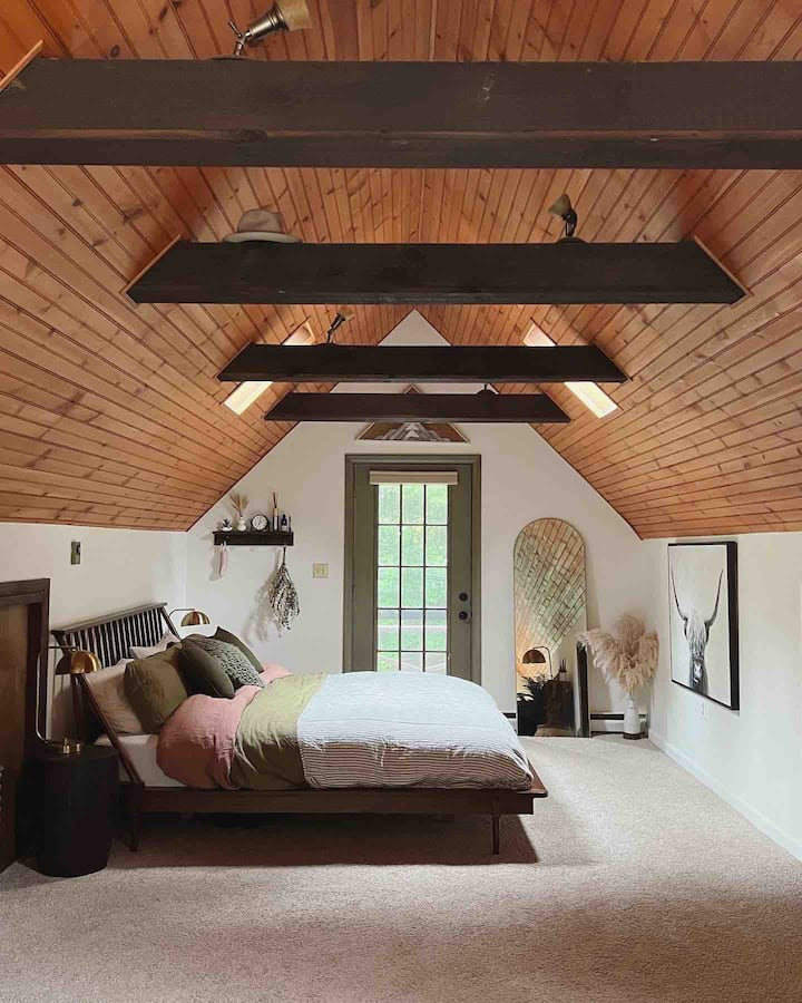 Hlavná izba, súkromný balkón, matrac Casper, strešné okná, čo viac potrebujete na dokonalý spánok pri počúvaní vonkajšej divočiny