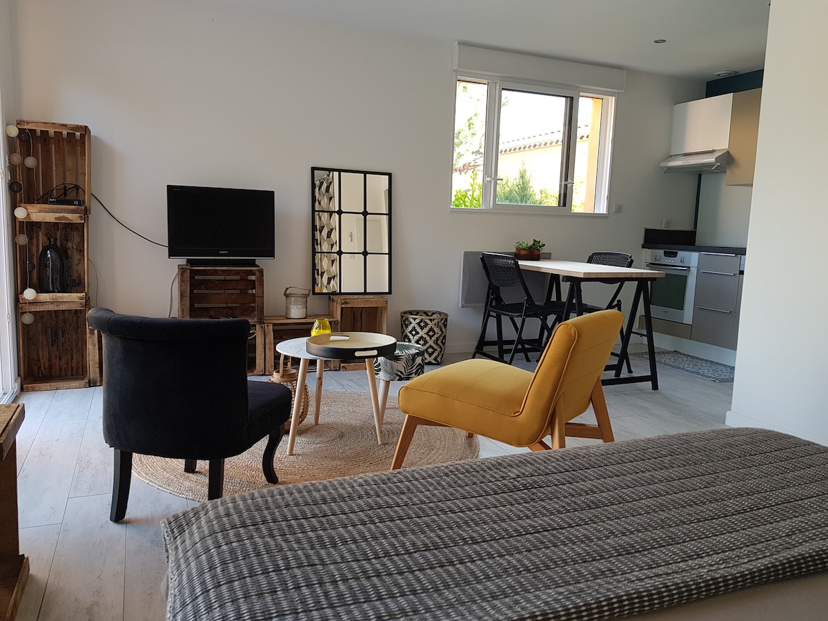 Top Airbnb: detached studio with pool ,  close to  beach in Agde