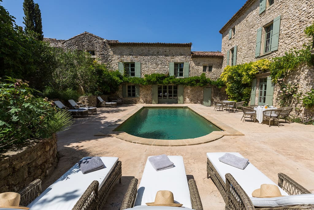 La piscine et la terrasse