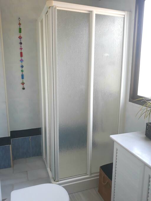 Baño privado en la primera planta del chalet
