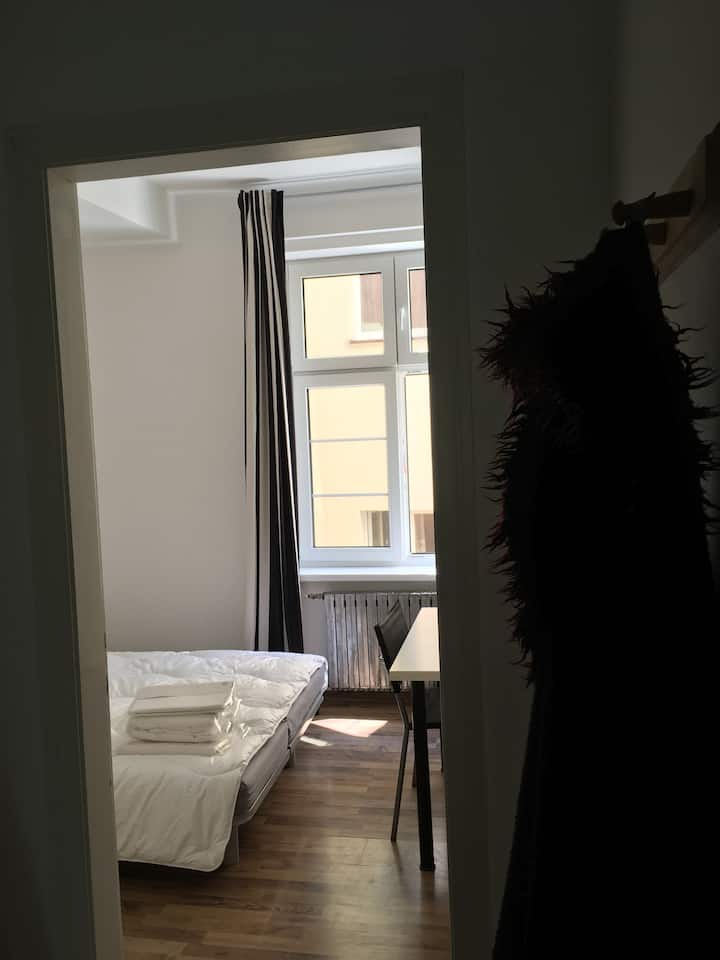 Chumba cha kulala cha nyuma kinarudi kwenye ua huko Seroka.