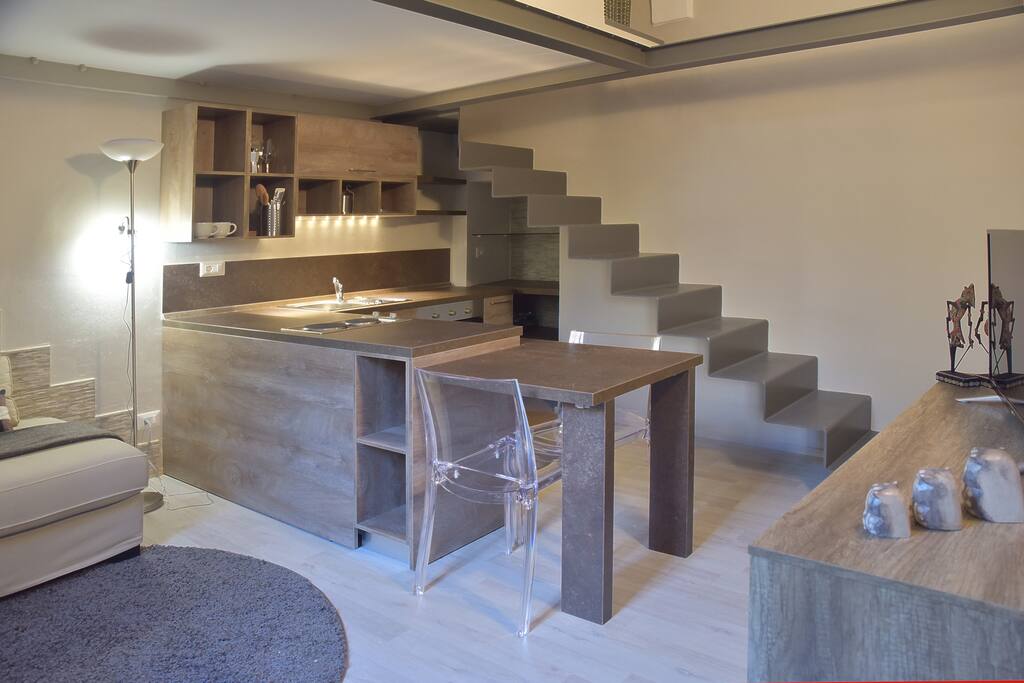 Cucina con scala d'accesso al soppalco
