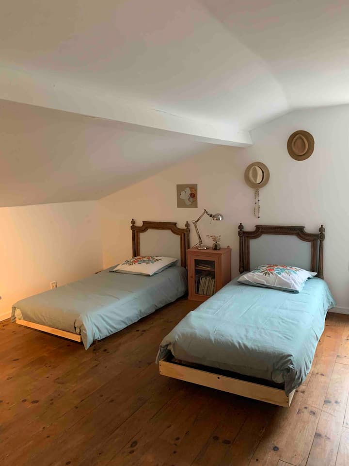 Habitación triple, bajo el techo