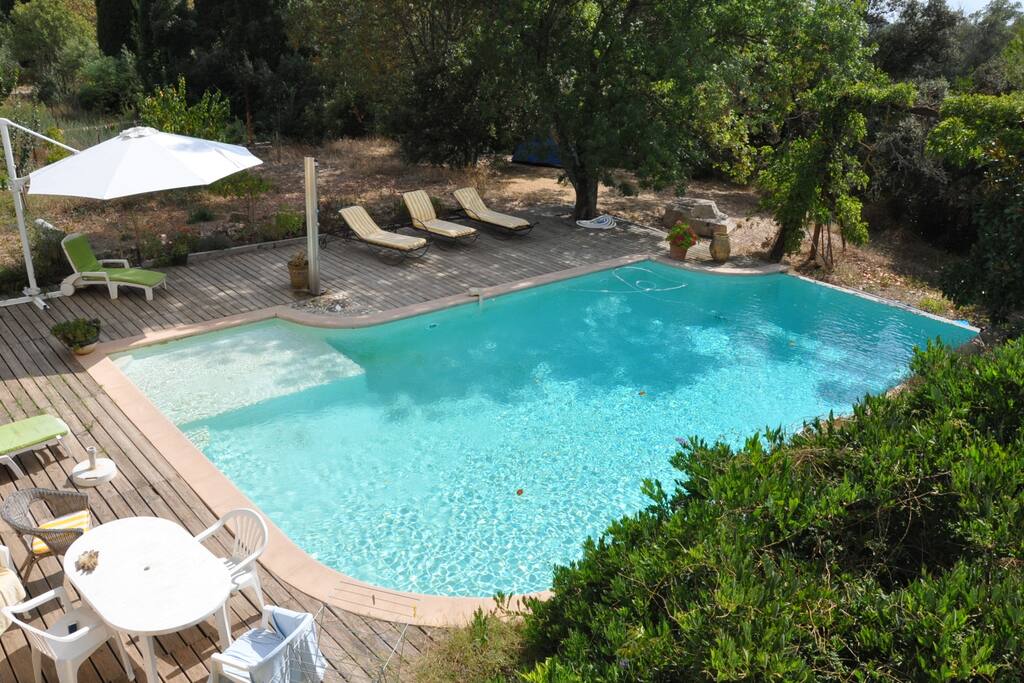 Piscine à débordement vue sur les vignes