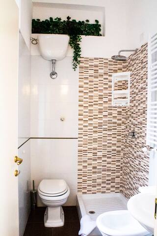 Hotel Capri Roma – camera 2 gallery image 4