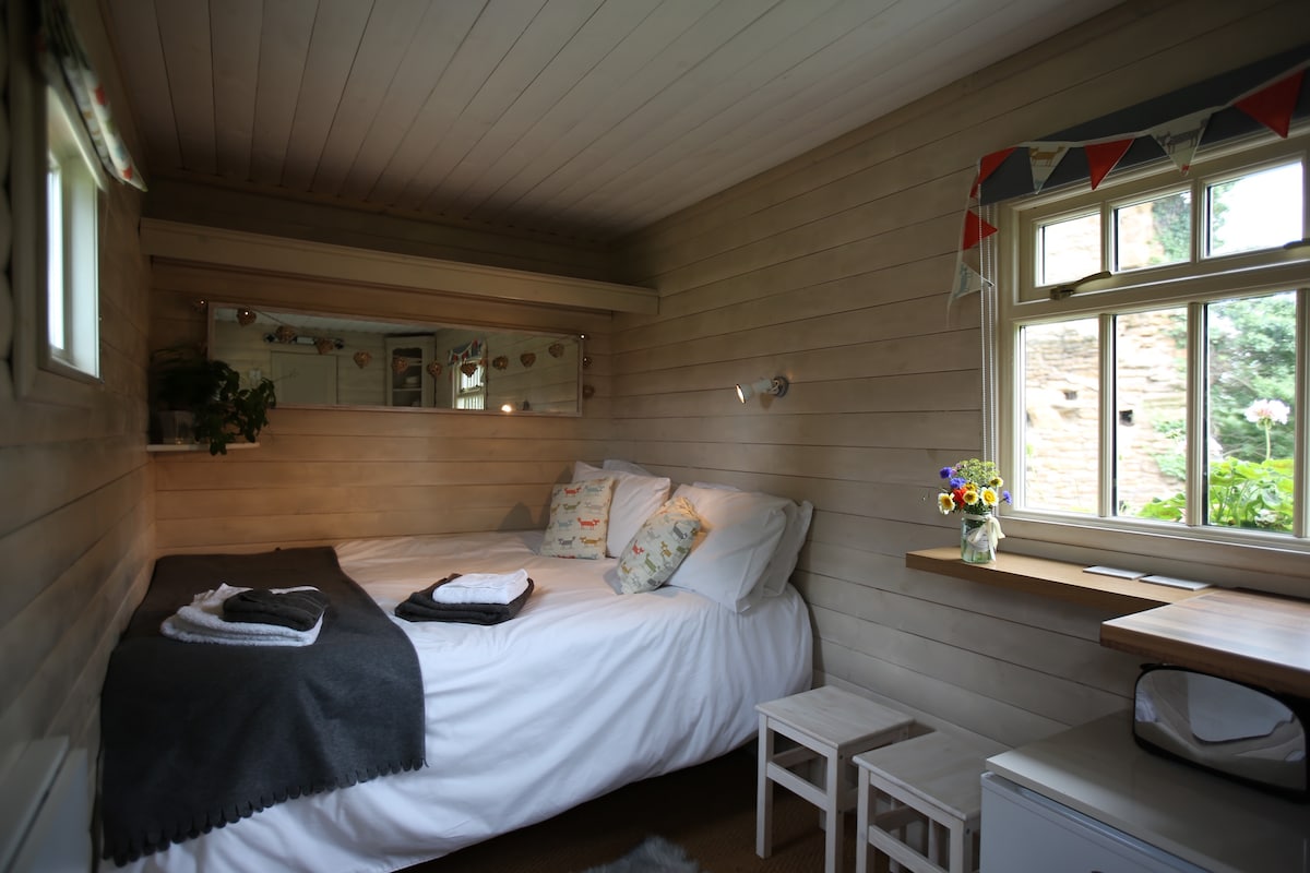 Double bed, towels included. Storage under bed or shelf above. 