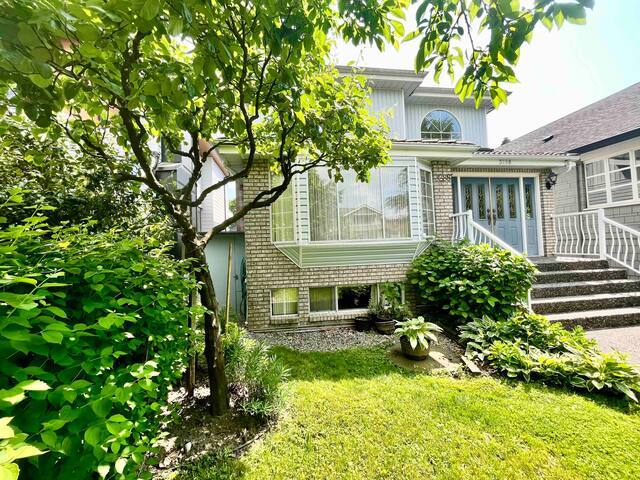 Spacious Kitsilano Home with Sunny Patio + Garden gallery image 2