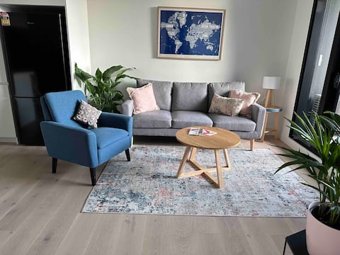 Popular Airbnb listing: 5 * luxury resort 1 bd apt bay view nr City &Crown in South Melbourne
