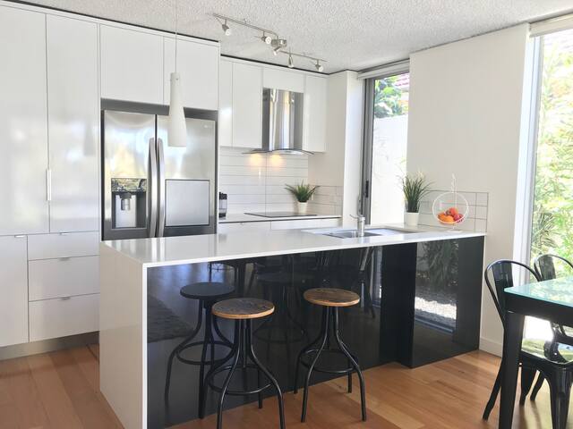 3 Bd Relaxing Retro Apartment on the River gallery image 3