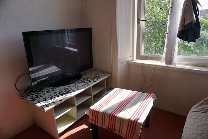 main bedroom in heart of westend
