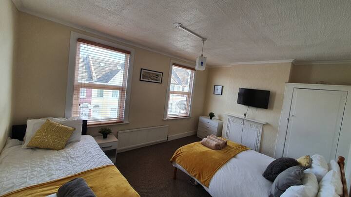 Spálňa 5 - manželská posteľ , 1 jednolôžko 
inteligentný televízor, vybavená šatníková skriňa