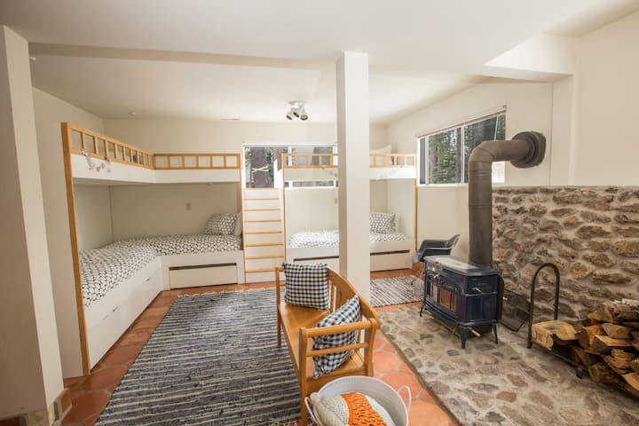 Quarto #4 - Beliche da criança: acomoda 6 pessoas e é grande o suficiente para todas as suas coisas!