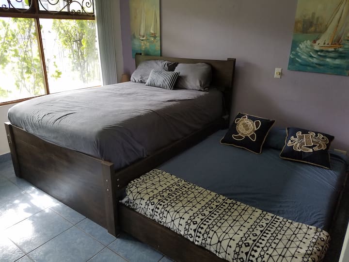 غرفة نزلاء ركوب الأمواج غرفة نوم بحجم كوين تظهر خيار سرير متحرك بالحجم الكامل