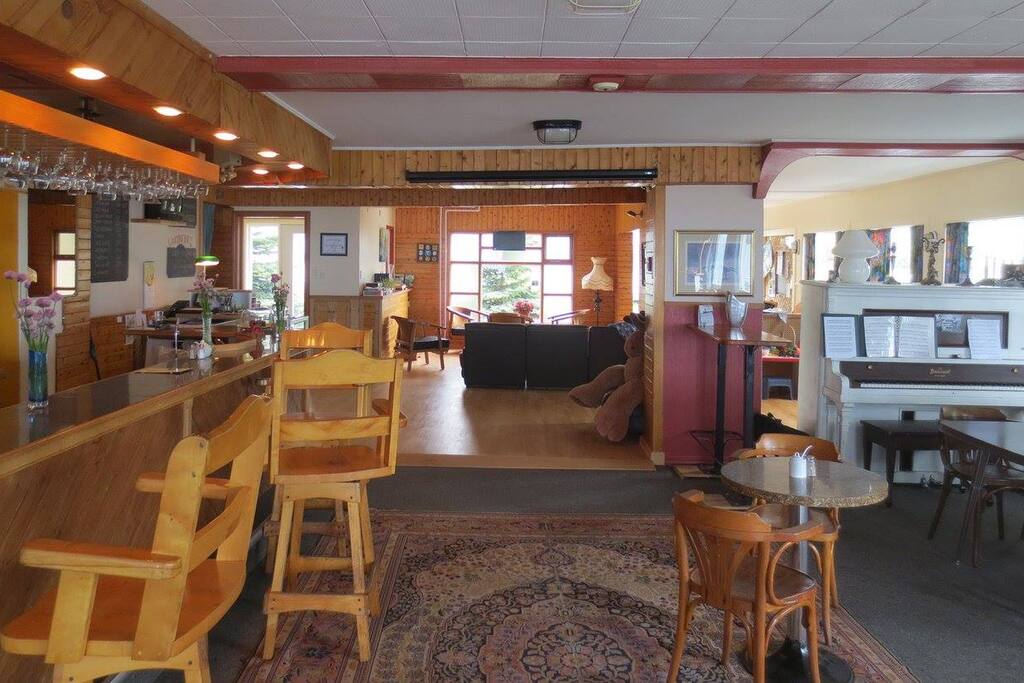Salle commune-salon-café resto en été