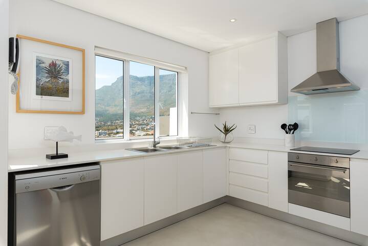 Tranquil Retreat with Table Mountain Views gallery image 2