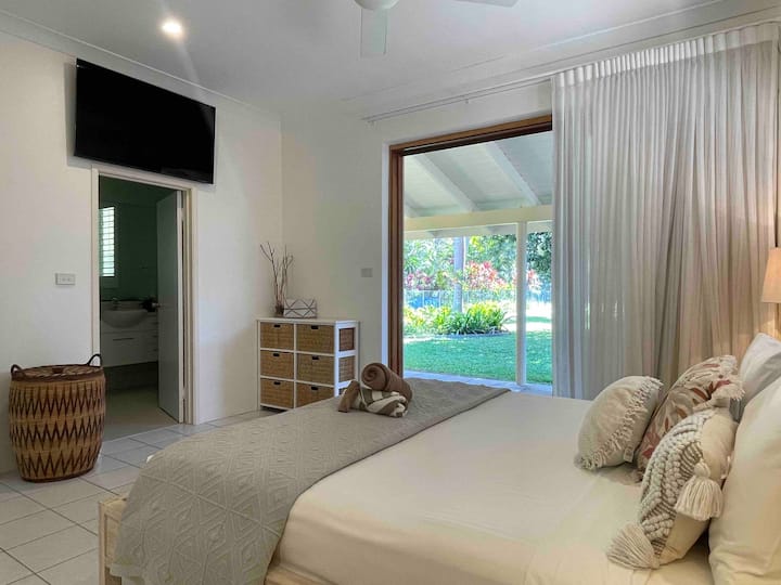 Chumba kikuu cha kulala (king) kinachoelekea kwenye baraza la malazi na la nje