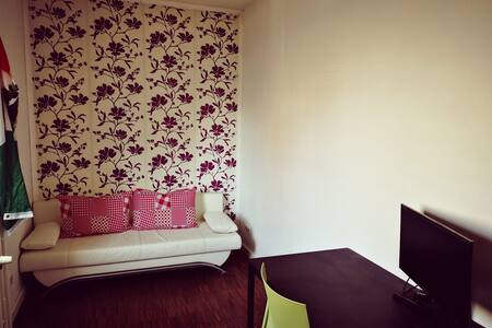 Little room in nice apartment Schöneberg/free bike