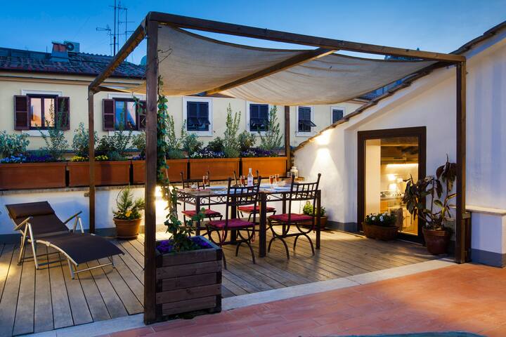Piazza Navona 2BR, 2BA Penthouse-Beautiful Terrace gallery image 2