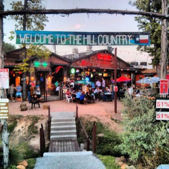 Great Local Bars Just 1 block away. Cedar creek is located on Turkey Gully which also runs through the backyard! Great food and drinks!!https://www.cedarcreekcafe.com/