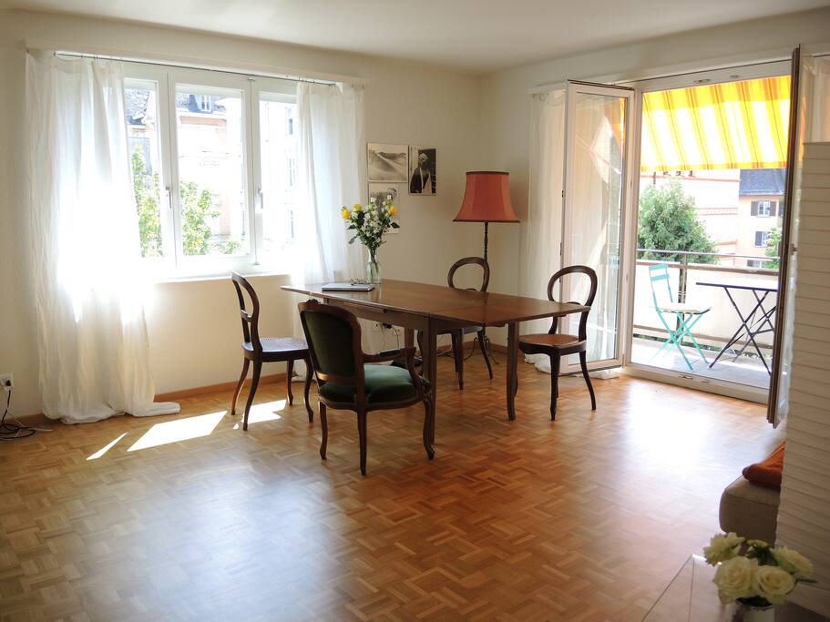 Living room with balcony (street side)