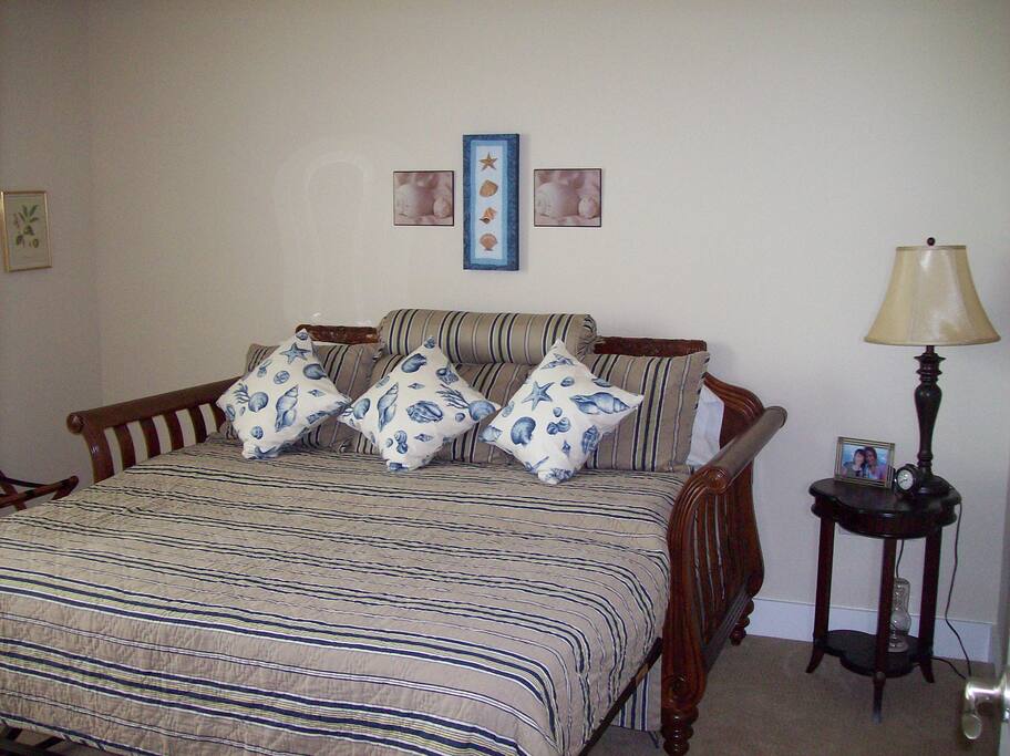 3rd bedroom with trundle makes out to king