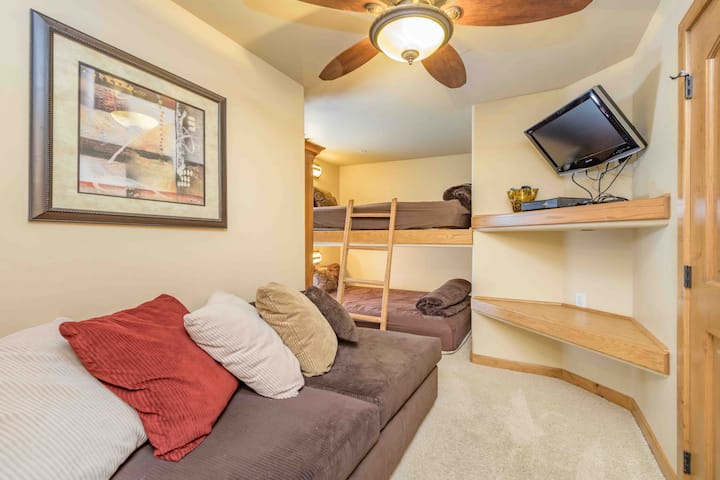 Dhomë fjetjeje me 2 krevate dopio "queen" të personalizuar, secili me dritën e vet.  Divan/futon, TV w/DVD player dhe tastierë lojërash X-box.