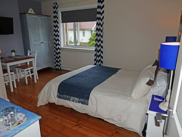 Kingsize Bed and Breakfast close to Beach
