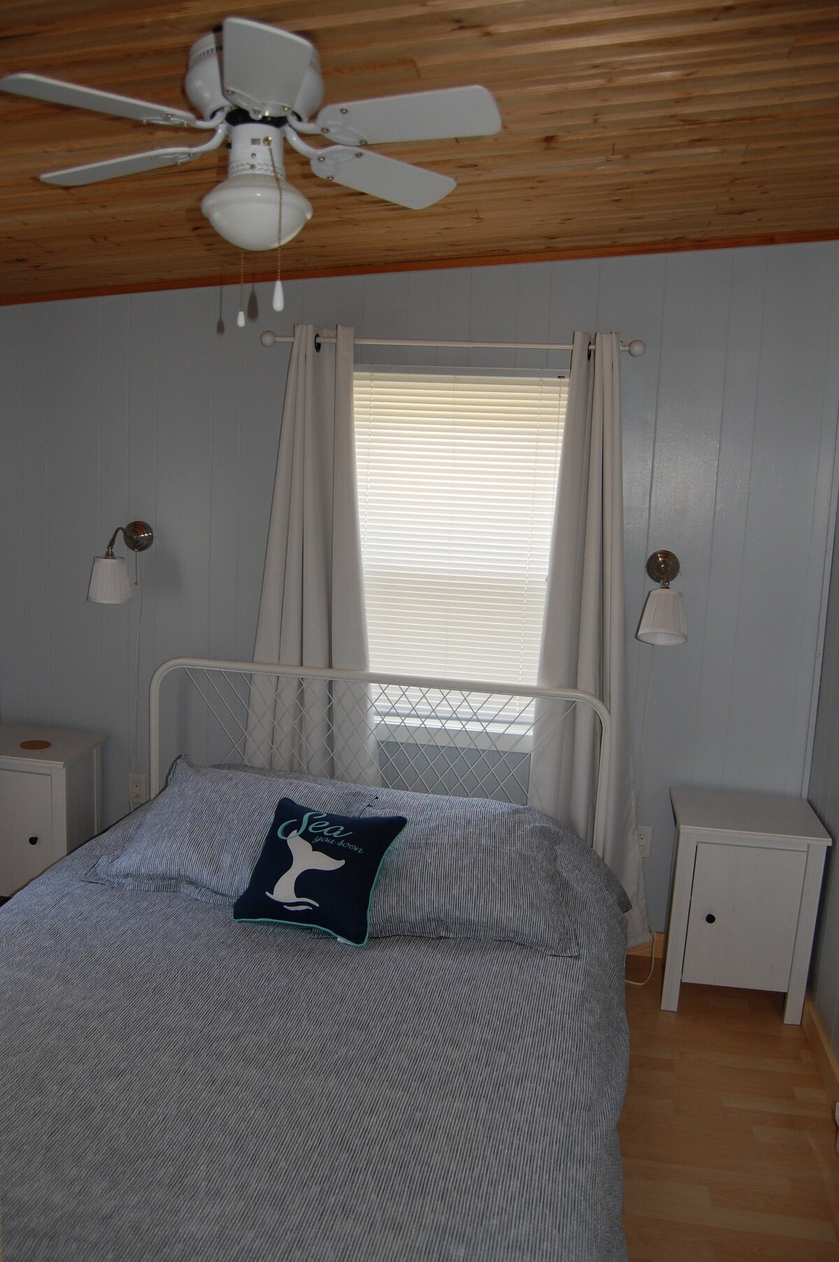 Hlavná spálňa má dve veľké okná, stropný ventilátor a samostatné svetlá na čítanie. Ak chcete, aby bola miestnosť tmavá a mohli v nej spať, sú tam zatemnené závesy.