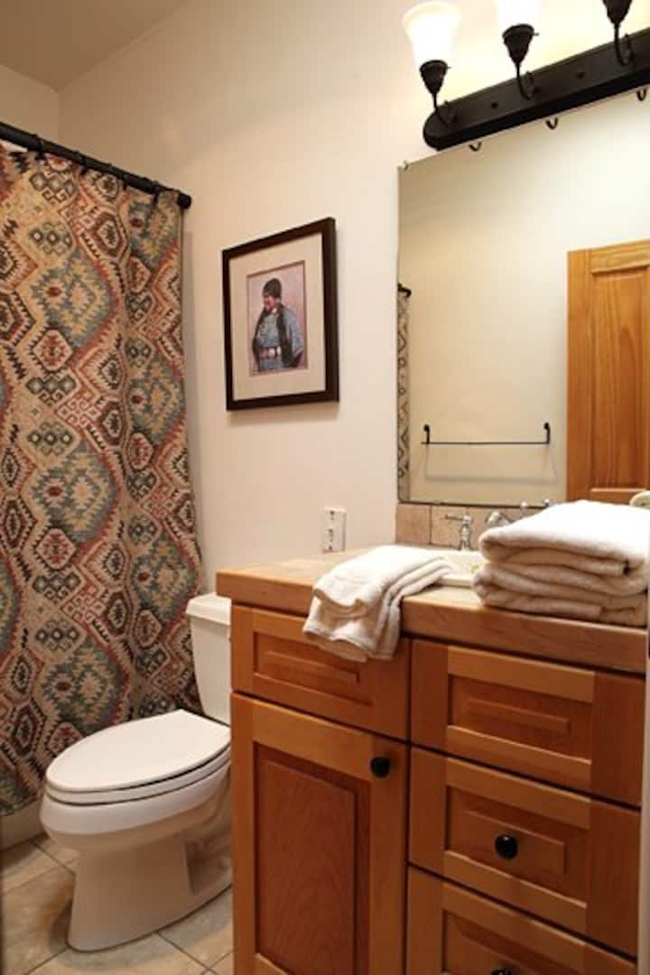 Santa Fe CasitaWalk to PlazaShort or Long Term Condominiums for